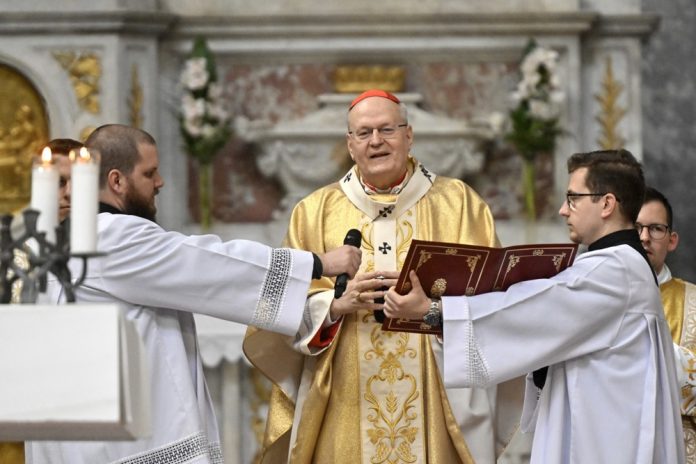 Visko pagrindas yra asmeninis tikėjimas, kurio žmogus išmoksta šeimoje - Budapešto arkivyskupas