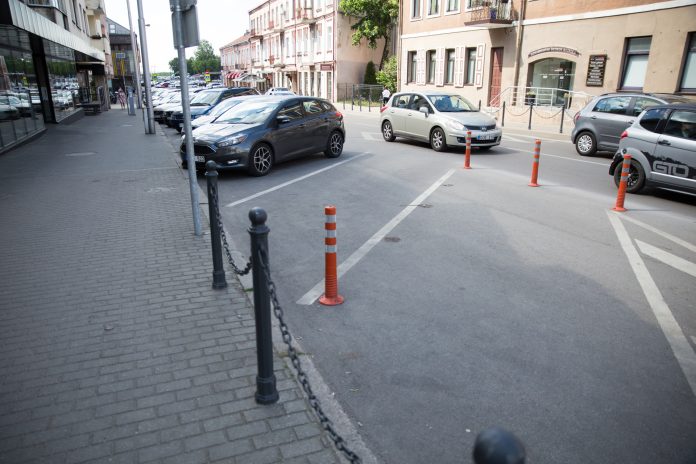 Nuo ketvirtadienio Kaune keturratėmis motorinėmis transporto priemonėmis už leidimą įvažiuoti į sumažintos taršos zoną galios dviejų eurų vienkartinė rinkliava