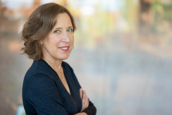 Mirė buvusi „YouTube“ vadovė, viena pirmųjų „Google“ darbuotojų Susan Wojcicki.