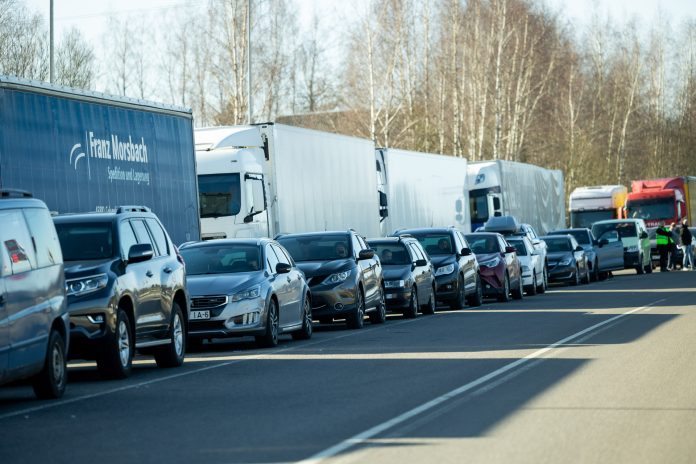 Medininkuose - tualetiniu popieriumi slėpta visureigių kontrabanda