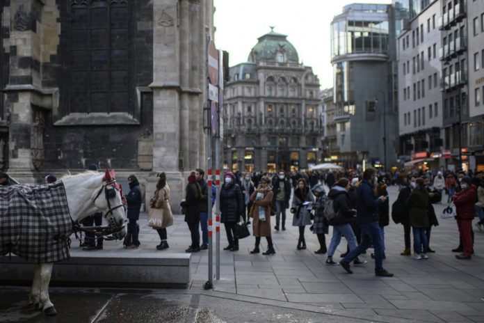 Austrijoje moteris buvo pripažinta kalta dėl to, kad 2021-aisiais mirtinai užkrėtė savo kaimyną COVID-19