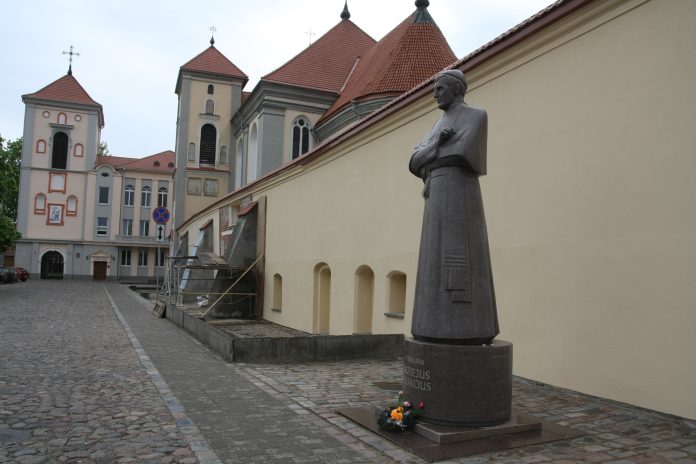 Žemaičių vyskupo Motiejaus Kazimiero Valančiaus paminklas / BNS nuotr.