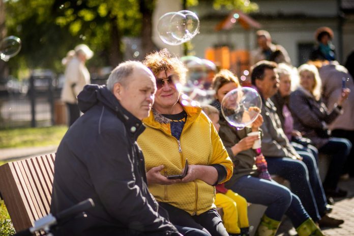 Ministras paragino visuomenę įtraukti senjorus į aktyvesnį socialinį gyvenimą ir veiklas