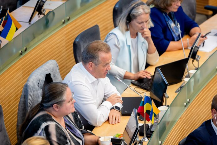 Politologai teigia, kad keičiantys partijas politikai tik vaikosi geresnių rinkimų rezultatų