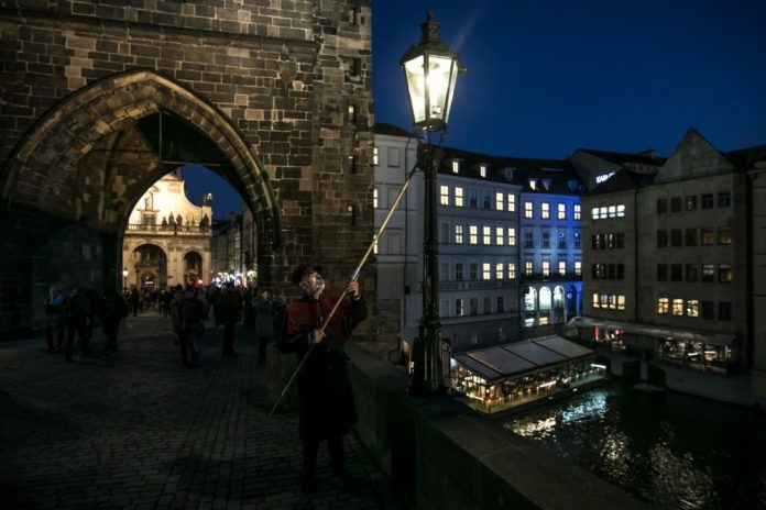 Praha nori orientuotis į „kultūringesnį turistą“, todėl uždraudė naktinius turus po barus