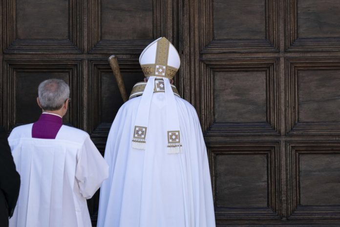 Popiežius atidaro Šventąsias duris / EPA nuotr.