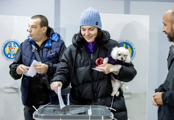 Moldovoje vyksta prezidento rinkimai ir referendumas dėl stojimo į ES