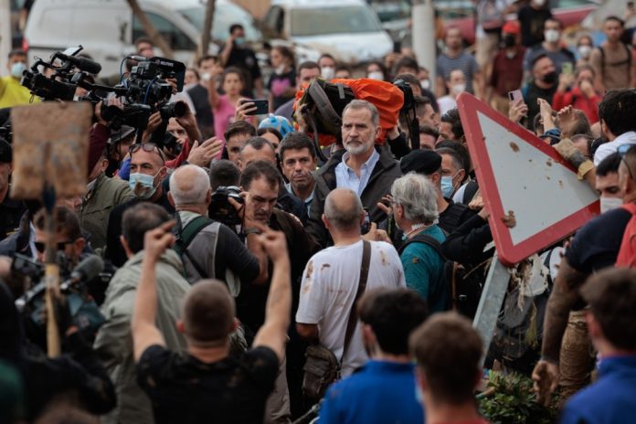 Ispanijos karalius Felipė VI (centre) Valensijos regione sulaukė šūksių ir purvo atakų / EPA nuotr.