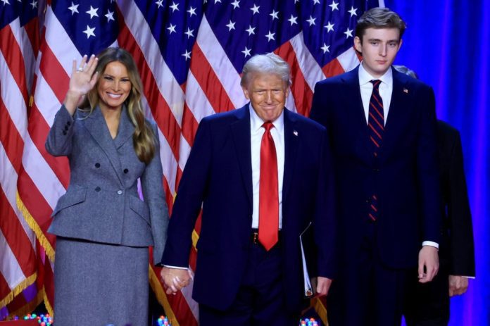 Donaldas Trumpas (centre) su žmona Melania Trump ir jų sūnumi Barronu Trumpu / EPA nuotr.