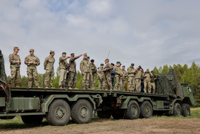 Lietuvos kariuomenės Brigados generolo Motiejaus Pečiulionio artilerijos bataliono kariai ir JAV jūrų pėstininkai pirmą kartą Lietuvoje vykdys kovinio šaudymo pratybas į Baltijos jūrą iš reaktyvinės salvinės ugnies sistemos HIMARS Kuršių Nerijoje / Asociatyvi BNS nuotr.