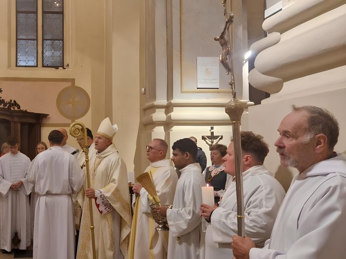 Malda už mirusiuosius išreiškia mūsų meilę ir tikėjimą amžinuoju gyvenimu, primena vyskupas S. Bužauskas