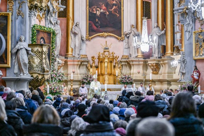 Arkivyskupas Gintaras Grušas, meldžiantis už kunigus ir pašvęstuosius / Vilniaus arkivyskupijos / Aistės Karpytės nuotr.