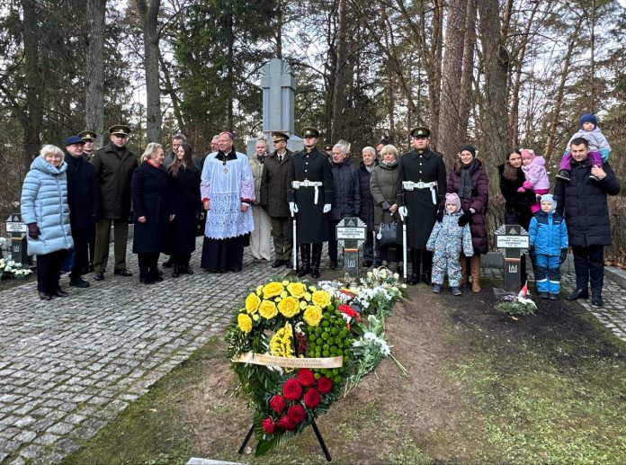 Paminklo J. Vitkui-Kazimieraičiui pašventinimo iškilmėse dalyvavo arkivyskupas G. Grušas ir kiti garbūs svečiai / LGGRTC nuotr.