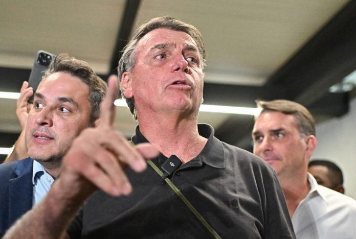 Buvusiam Brazilijos prezidentui Jairui Bolsonaro ir dar 35 asmenims, įskaitant katalikų kunigą, šalies federalinė policija 2024 m. lapkričio 21 d. pateikė kaltinimus dėl nusikaltimų, susijusių su smurtiniu demokratinės teisinės valstybės panaikinimu / EPAnuotr.