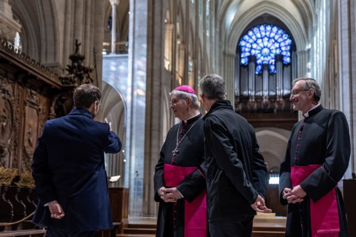 Prancūzijos prezidentas Emmanuelis Macronas (kairėje), lydimas Paryžiaus arkivyskupo Laurent'o Ulricho (centre) ir viešosios įstaigos „Rebatir Notre-Dame de Paris“ prezidento Philippe'o Josto (antras iš dešinės), lankosi Paryžiaus Notre-Dame de Paris katedroje Paryžiuje, Prancūzija, ruošiantis jos atvėrimui / EPA nuotr.