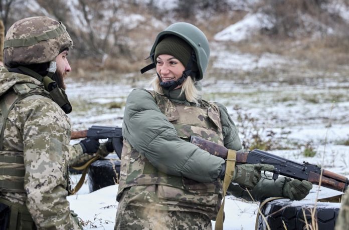 Ukrainos civiliai Charkove dalyvauja baziniuose kariniuose mokymuose / Asociatyvi EPA nuotr.