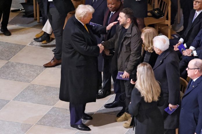 Išrinktasis JAV prezidentas Donaldas Trumpas (centre) ir Ukrainos prezidentas Volodymyras Zelenskis / EPA nuotr.