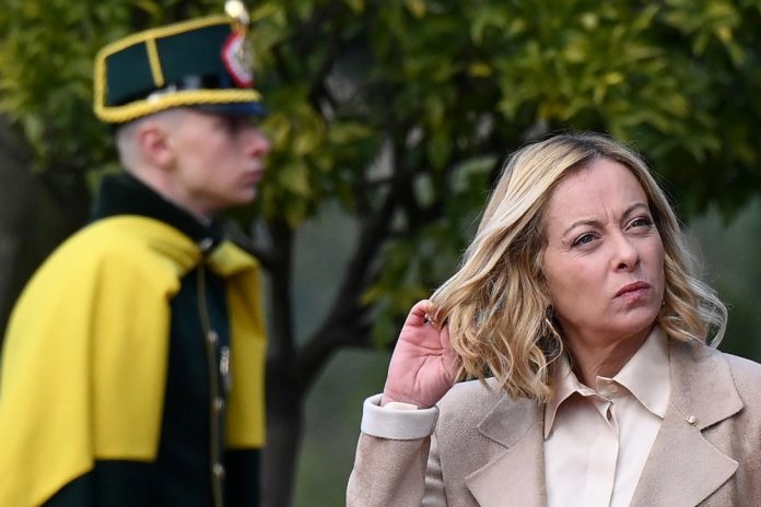 Italijos ministrė pirmininkė Giorgia Meloni traukiasi / EPA nuotr.