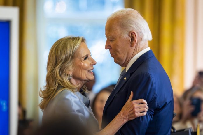 J. Bidenas su žmona taps proseneliais