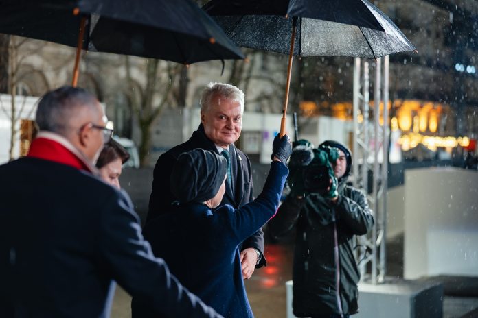 G. Nausėda Paryžiuje D. Trumpui palinkėjo Dievo palaimos, sąžiningų sprendimų