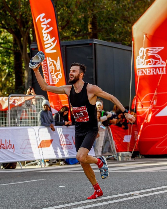 Pastorius Tarasas Telkovskis bėga maratoną su kroksais / soc. tinklų nuotr.