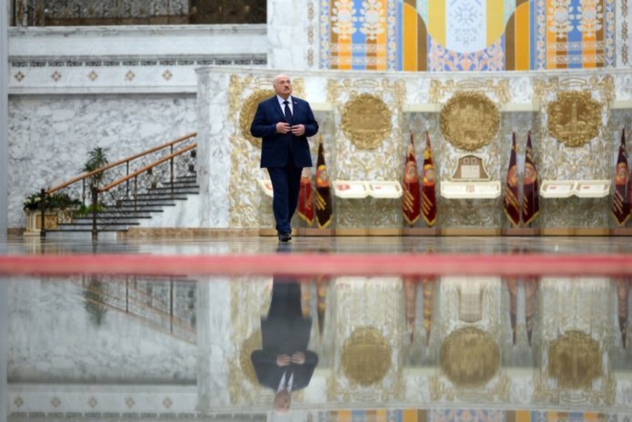 Baltarusijos autoritarinis lyderis Aliaksandras Lukašenka sako / EPA nuotr.