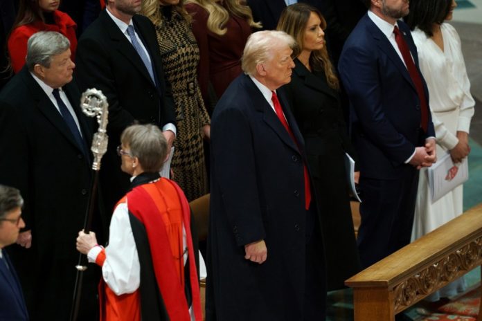 Protestantų vyskupė Mariann Edgar Budde (kairėje) praeina pro Donaldą Trumpą (centre) / EPA nuotr.