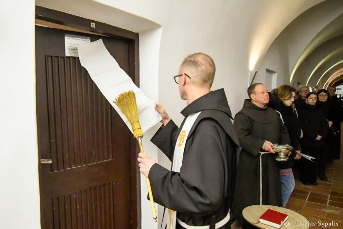 Mažesniųjų brolių ordino Lietuvos Šv. Kazimiero provincijos ministras Evaldas Darulis pašventino atminimo lenteles ant Jurgio Ambraziejaus Pabrėžos celės durų