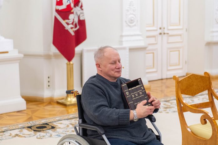 Diskusijoje su Laisvės premijos laureatu kunigu J. Sasnausku kalbėta apie laisvus žmones